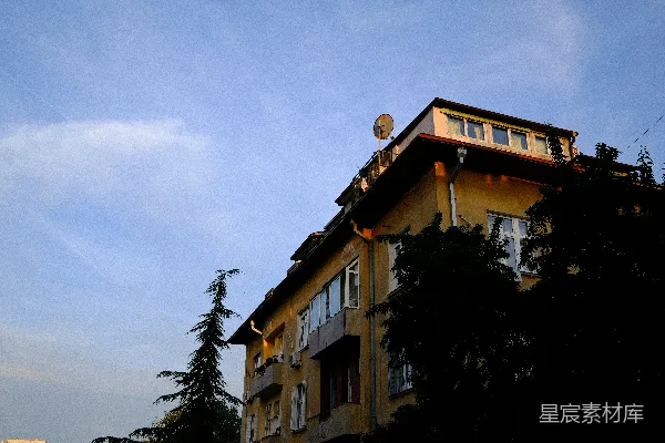 高清摄影 一座建筑上有一个卫星天线，背景是蓝色的天空。