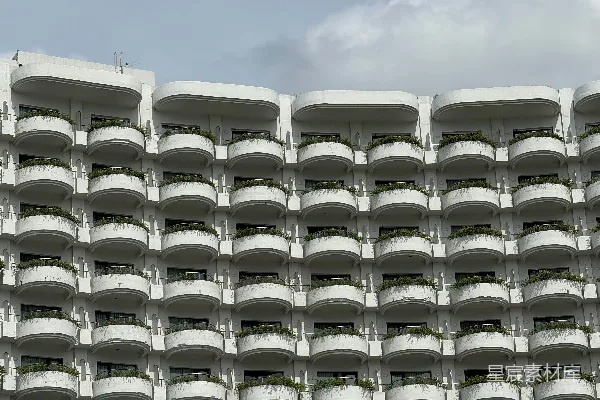 高清摄影 现代化的白色建筑，有许多阳台。