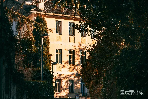 高清摄影 一条狭窄的街道通向一座建筑物，建筑物前停着一辆车。