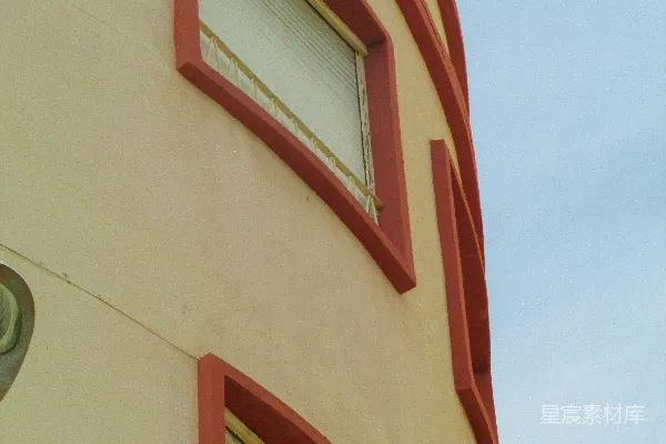 高清摄影 奶油色的建筑，带有红色装饰和窗户