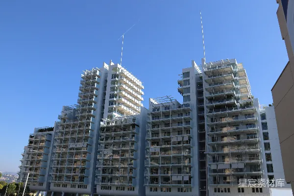 高清摄影 现代的白色公寓建筑在清澈的蓝天背景下