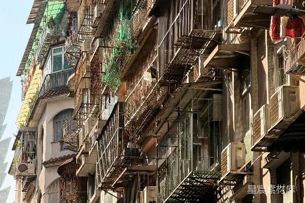 高清摄影 密集的公寓楼，有许多阳台和空调。