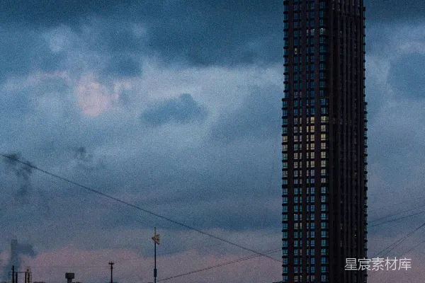 高清摄影 现代化摩天大楼矗立在充满戏剧性的云层天空下。