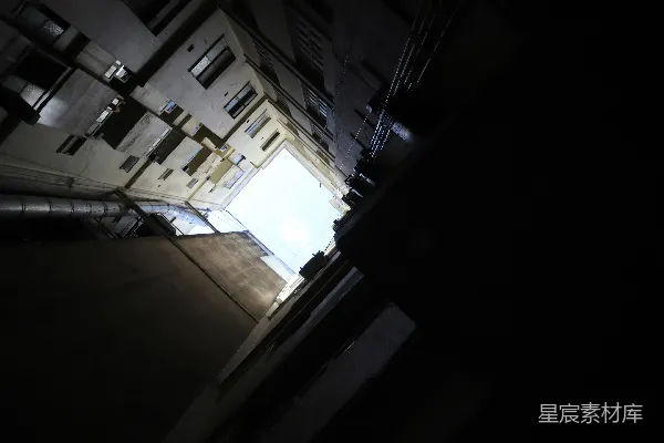 高清摄影 从一条黑暗的巷子抬头望向天空