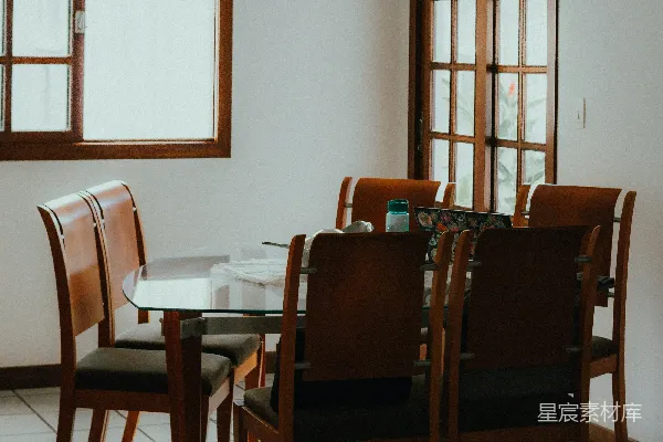 高清摄影 一张六椅的餐桌在房间里