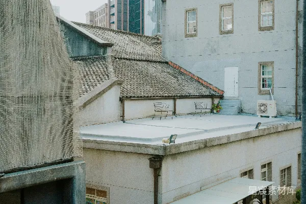 高清摄影 老城建筑，平顶，有户外座位。