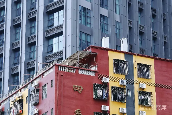 高清摄影 色彩斑斓的公寓大楼，背景是现代化的高层建筑
