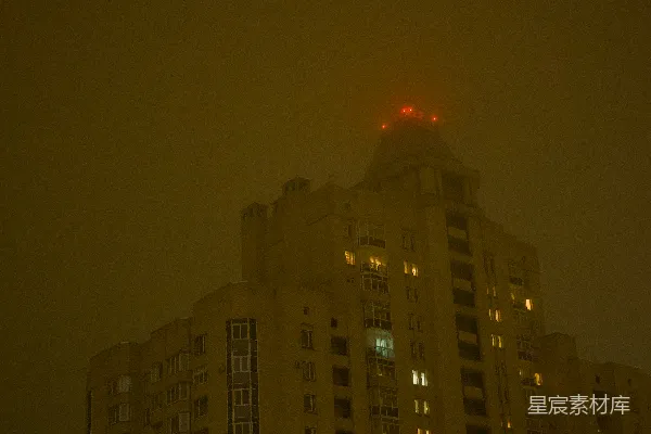 高清摄影 夜晚发光窗户的高楼