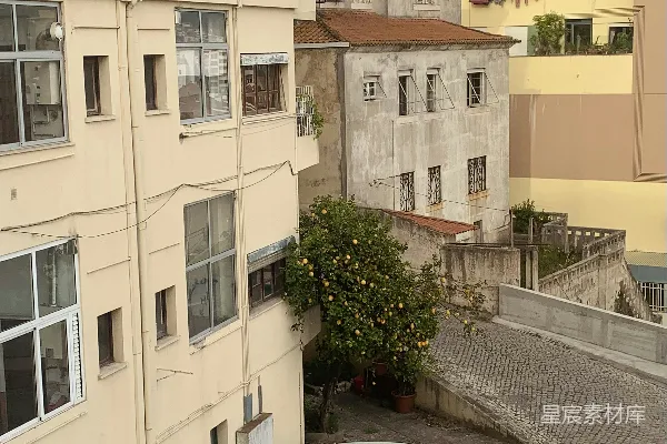 高清摄影 一辆白色的汽车停在一座建筑前