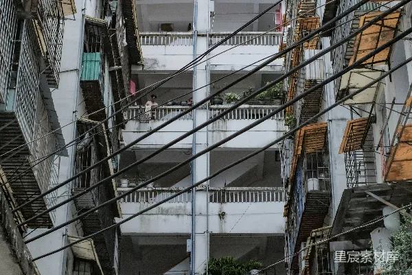 高清摄影 有许多阳台和电线的老公寓楼