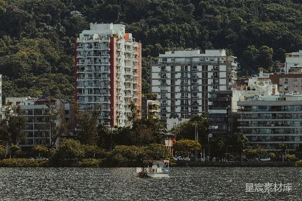 高清摄影 湖边的公寓楼和一艘小船