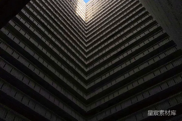 高清摄影 抬头看一座建筑的几何混凝土结构