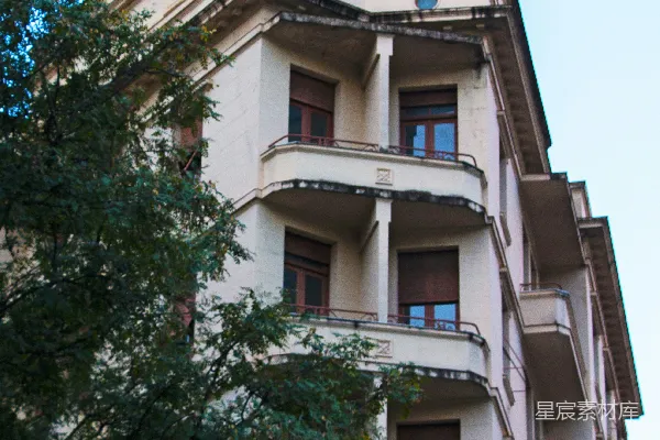 高清摄影 米色建筑的转角，有阳台