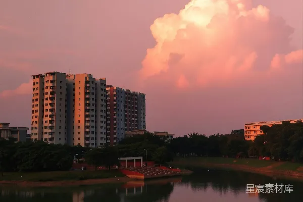 高清摄影 夕阳下，湖面映出建筑物的倒影。
