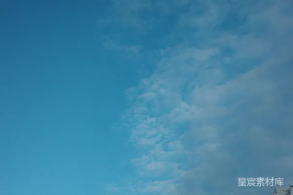 高清摄影 高大的白色建筑物映衬在明亮的蓝色天空下。