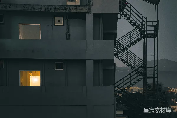 高清摄影 带有照明窗户和黑暗窗户的建筑物外观。