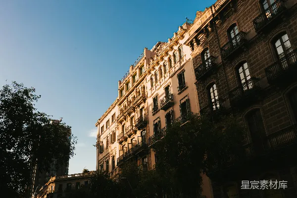 高清摄影 历史建筑沐浴在温暖的阳光下，背景是蓝天。
