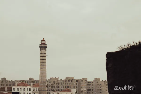 高清摄影 一座高大的灯塔矗立在多云的天空下。