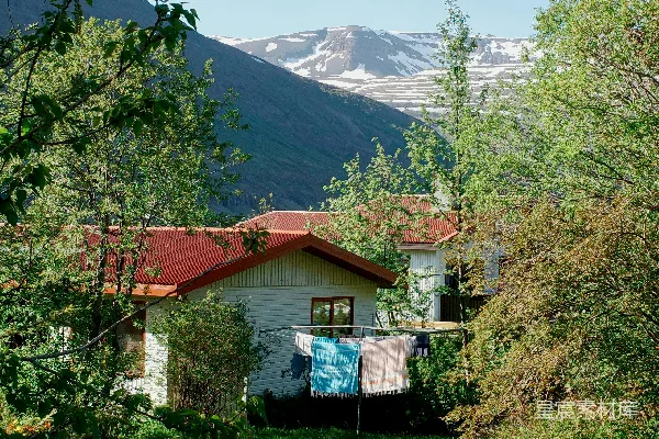 高清摄影 带有红色屋顶的乡村房屋，晾晒的衣物以及白雪覆盖的山脉。