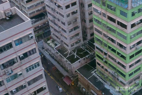 高清摄影 密集的城市景观，一条街道和色彩缤纷的建筑。