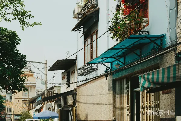 高清摄影 狭窄街道两旁是住宅楼和树木。