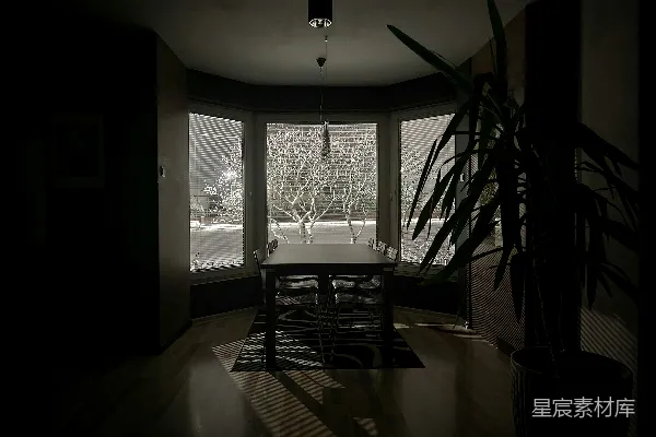 高清摄影 一张餐桌和椅子靠近一扇大窗户。