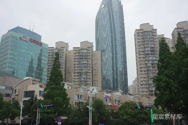 高清摄影 现代摩天大楼和住宅楼矗立在绿树丛中。