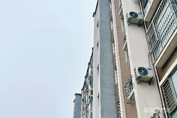 高清摄影 带有阳台和空调的公寓楼。