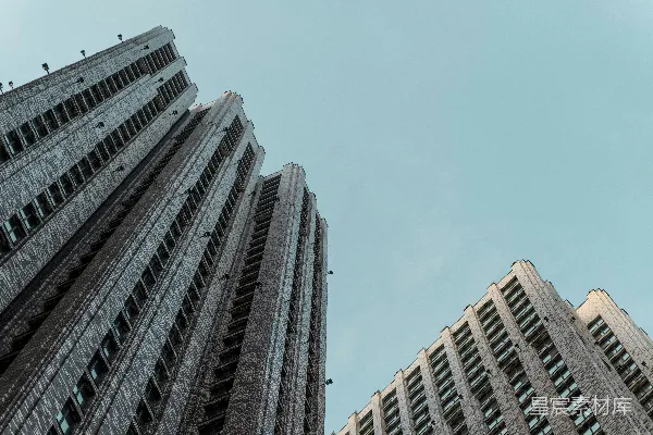 高清摄影 两座高大的装饰艺术风格建筑在晴朗的天空下。