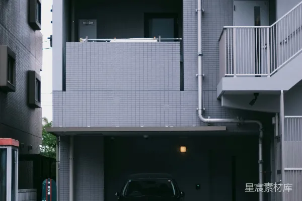 高清摄影 一辆复古的黑色汽车停在一座灰色的都市建筑内。