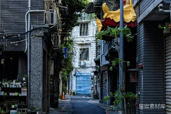 高清摄影 在新旧建筑之间的狭窄小巷