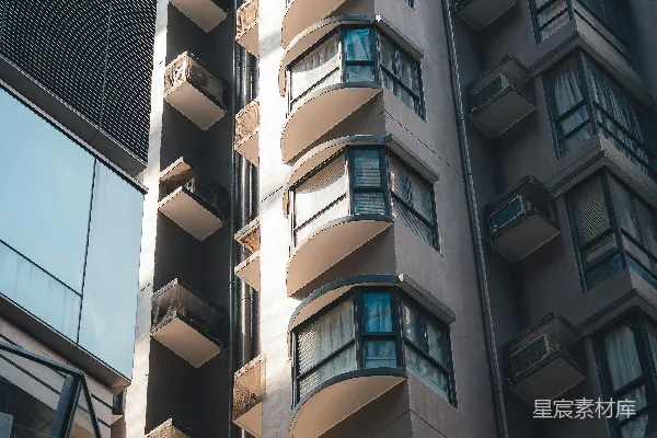 高清摄影 现代化的公寓楼，带有阳台和窗户