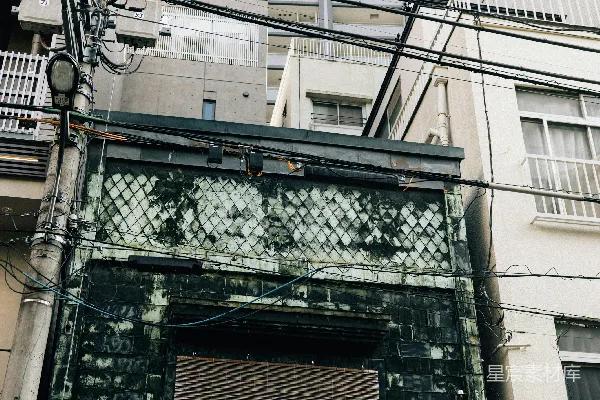 高清摄影 旧建筑外墙与身后现代化摩天大楼