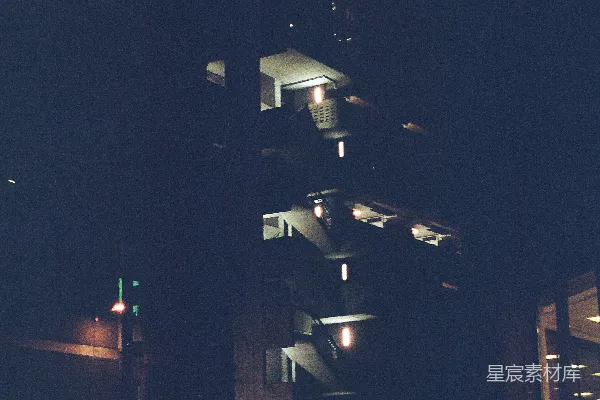高清摄影 夜晚亮着灯的高楼