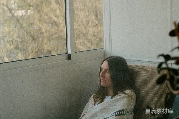 高清摄影 穿着白衬衫的女人坐在黑色椅子上