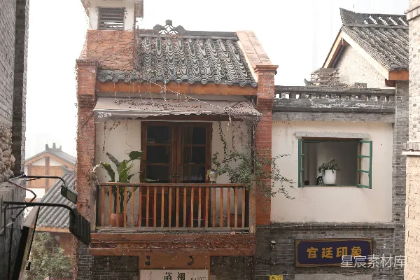 高清摄影 传统的中式建筑，带有阳台和植物。
