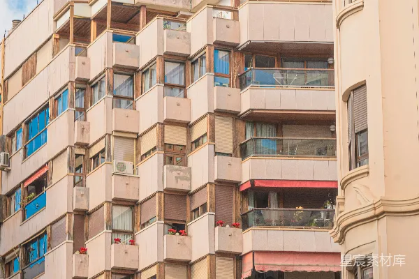 高清摄影 带有阳台的公寓楼在多云的天空下