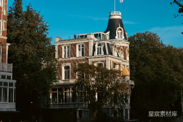 高清摄影 运河边的一座历史建筑在晴朗的蓝天映衬下