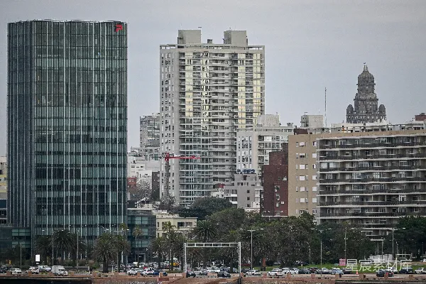 高清摄影 城市的天际线，以多样化的建筑和一个独特的圆顶结构为特色。