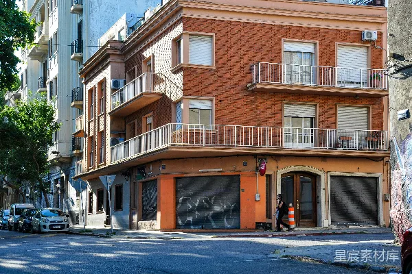 高清摄影 在城市街道上的一栋砖砌建筑，带有橙色装饰。
