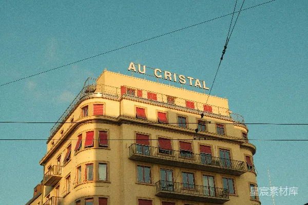 高清摄影 带有“au cristal”标志的建筑在蓝天背景下