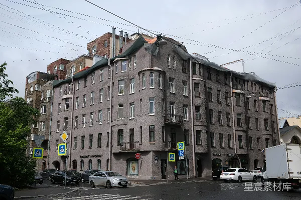 高清摄影 一座历史性的灰色建筑位于城市街角。