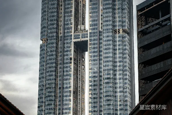 高清摄影 现代玻璃幕墙摩天大楼在阴云密布的天空下