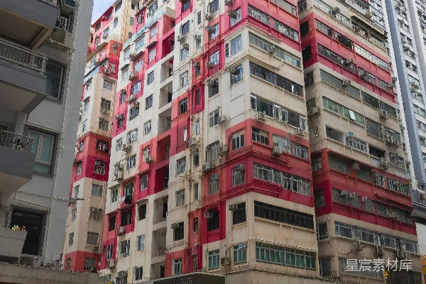 高清摄影 城市街道上的彩色公寓楼。