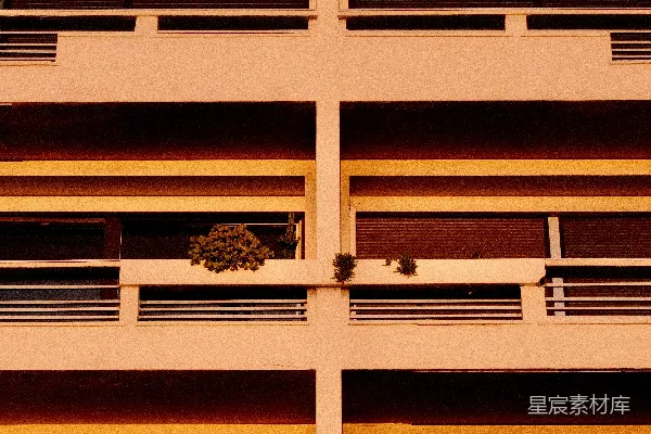 高清摄影 现代化的建筑外墙，带有阳台和窗户。