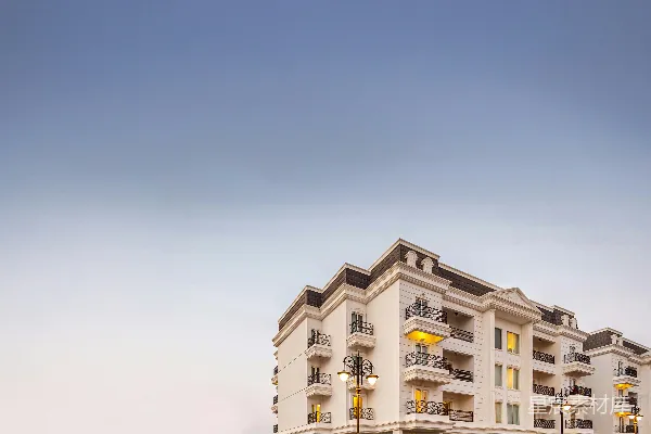 高清摄影 优雅的建筑在柔和的天空下矗立着，带有阳台。