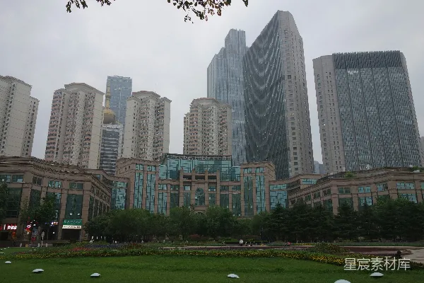高清摄影 现代化城市中的高楼和公园。
