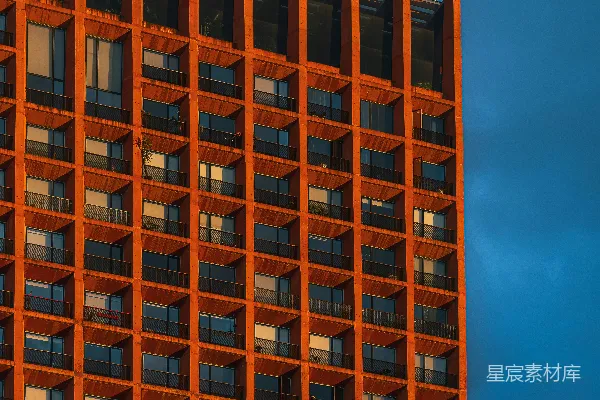 高清摄影 橙色建筑外墙映衬在戏剧性的蓝天之下