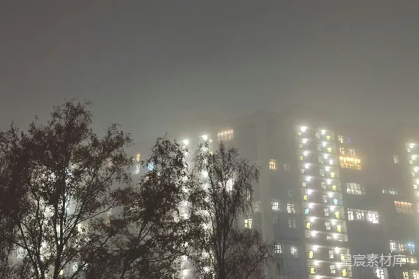 高清摄影 夜幕降临，雾气笼罩下的公寓楼。
