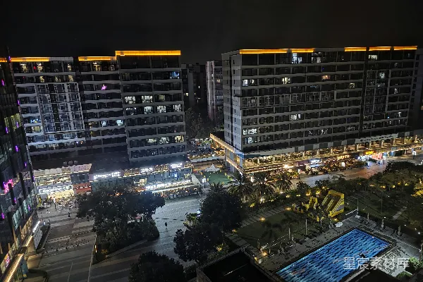 高清摄影 夜晚灯火通明的现代建筑。